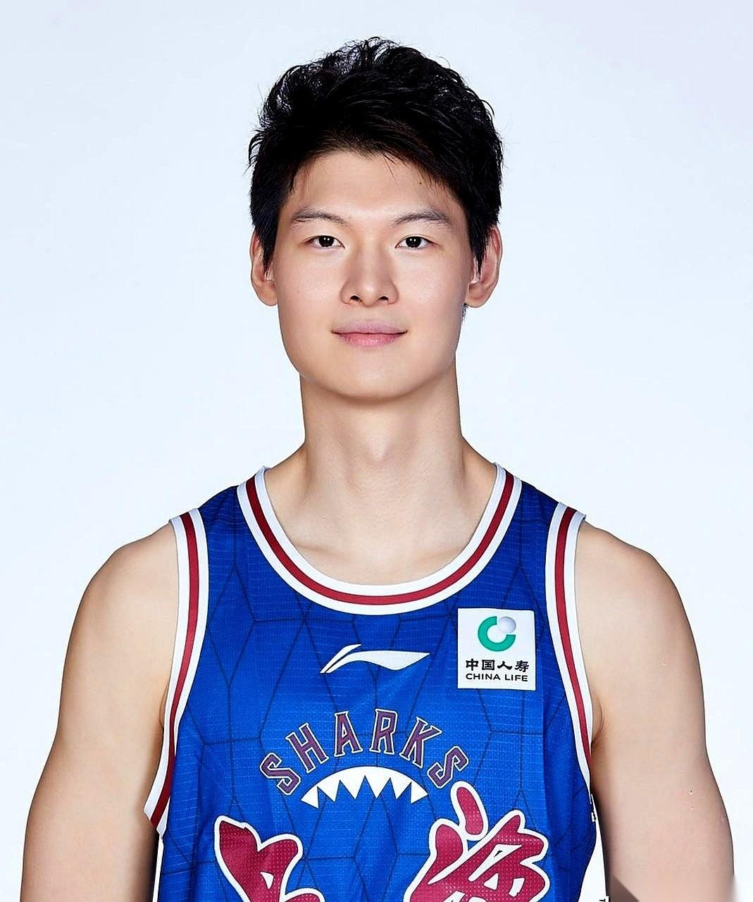 上海队不装了，摊牌了。第一张牌，后卫线。一个古德温，1米83的小钢炮，球跟长在