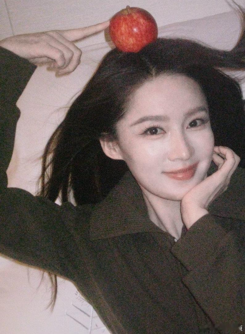李沁六一六宫格救命！！李沁的六一六宫格也太甜了吧，每一张都在发光。“大小朋友六