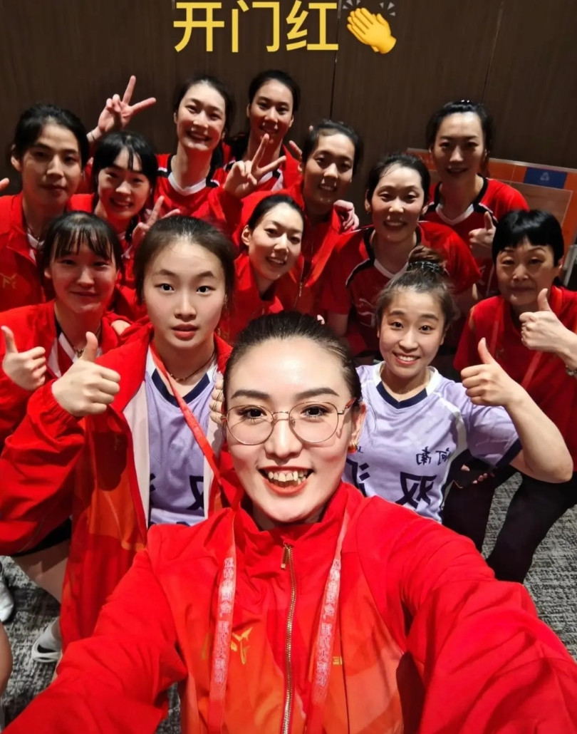 前中国女排副攻赵蕊蕊点评了朱婷的发挥，她说道：“朱婷在第三局补拦的一个短平快，在