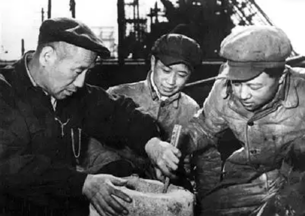 贫穷可以让人卑微到什么地步？1946年1月，毛主席家的窗户坏了，请了一个50多岁