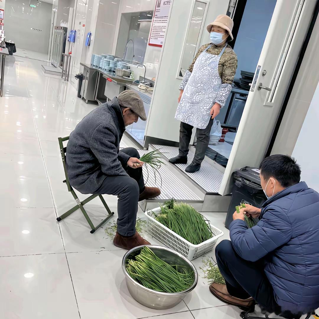 刘强东爸妈是真忙，忙完食堂，忙超市，亲力亲为，超接地气！