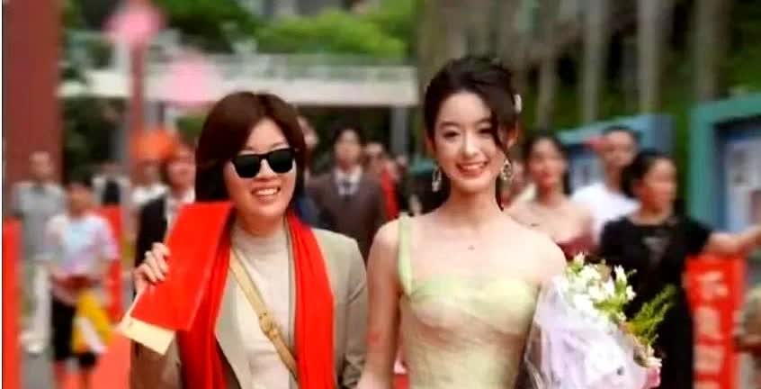 官方通报出来后，黄杨钿甜的身份越拔越深了，爸爸只是台前的炮灰，确实没啥问题，难怪