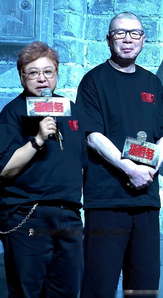 冯小刚这次算是彻底失算了，本来叫韩红来，是为了利用她做慈善的正面形象，给《抓特务