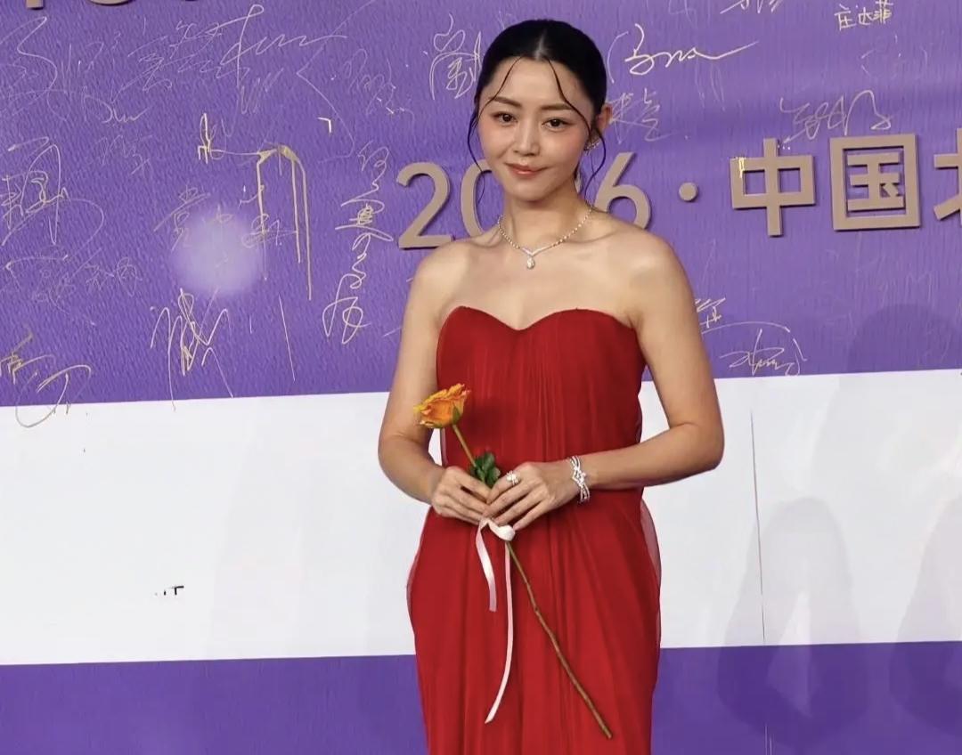 高叶没想到，卫诗雅也没想到，她居然在内地百花奖拿到最佳女主角第38届百花奖影后