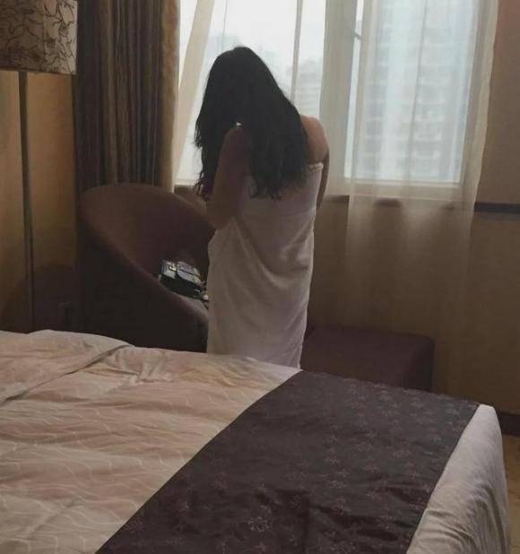 5月16日，新疆，一男子报6人的团去新疆旅游，晚上，独行的女团友竟敲开他的门，主