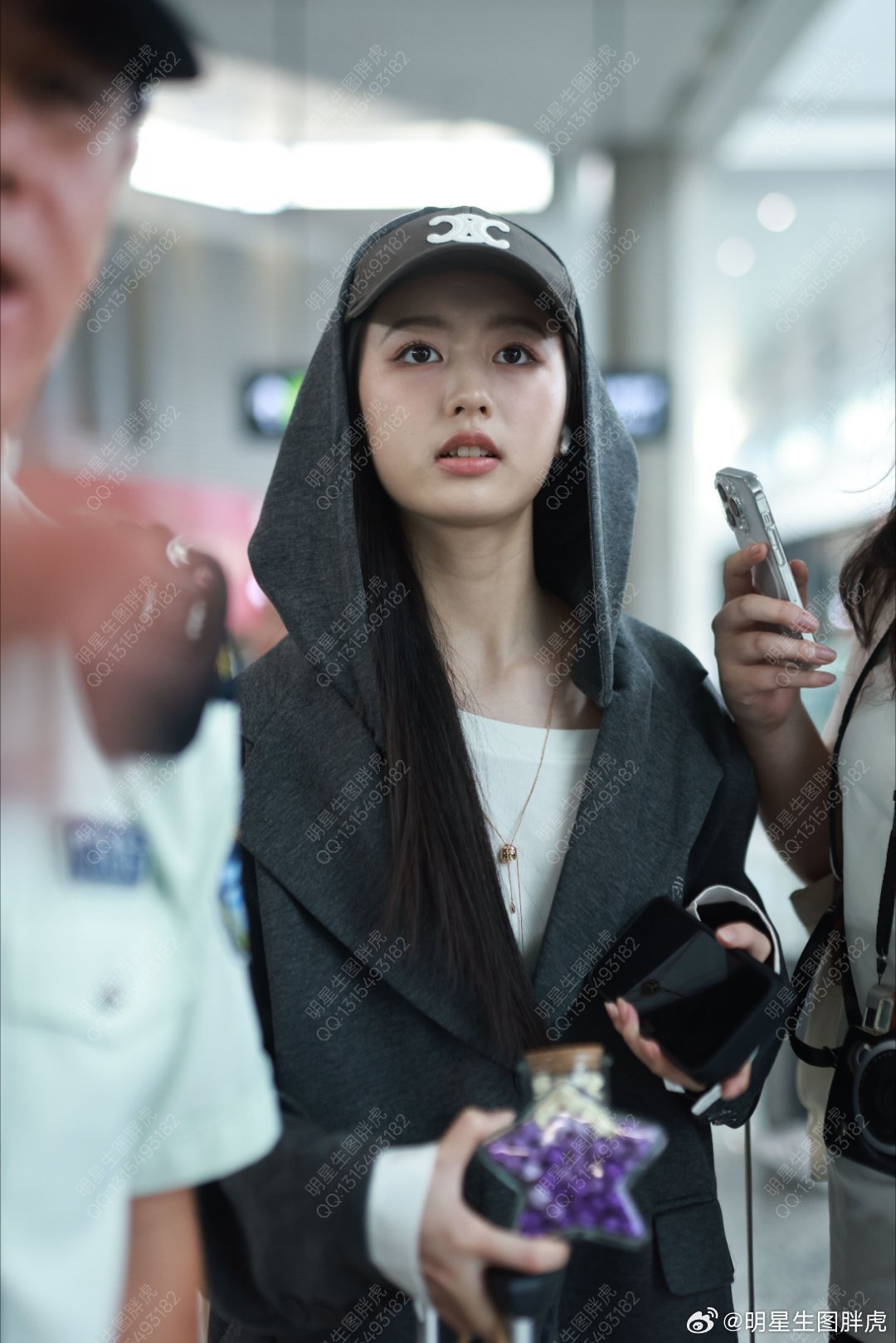 裴佳欣裴佳欣机场路透生图当年的小女孩现在长大啦​​​