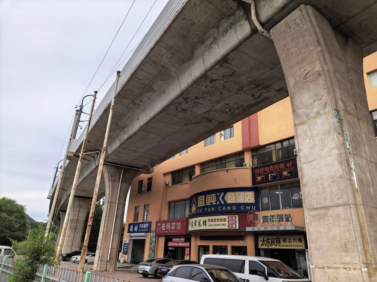 昨天去旅顺口区黄泥川村溜达，突然间发现了一个大连之最。大家请看图。下面这条轻轨