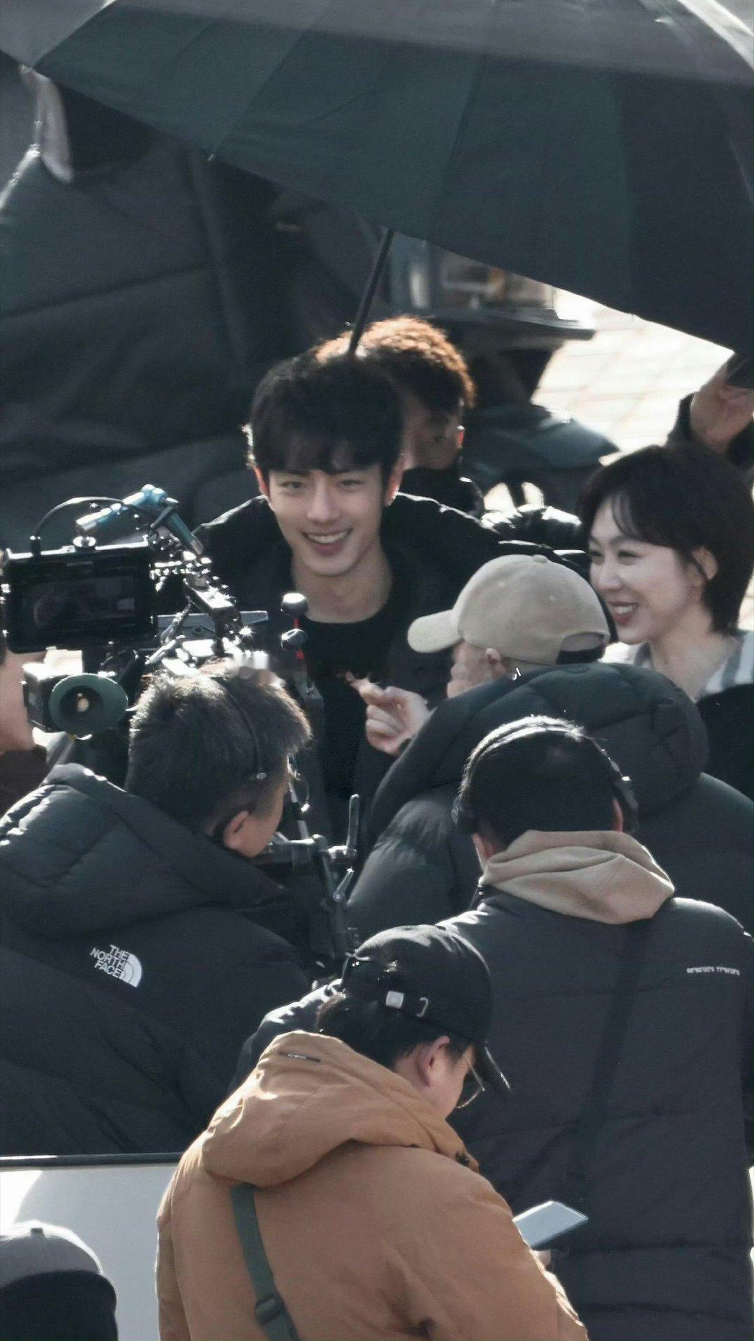 肖战超长款羽绒服肖战肖战超长款羽绒服！一沫真挚的情话