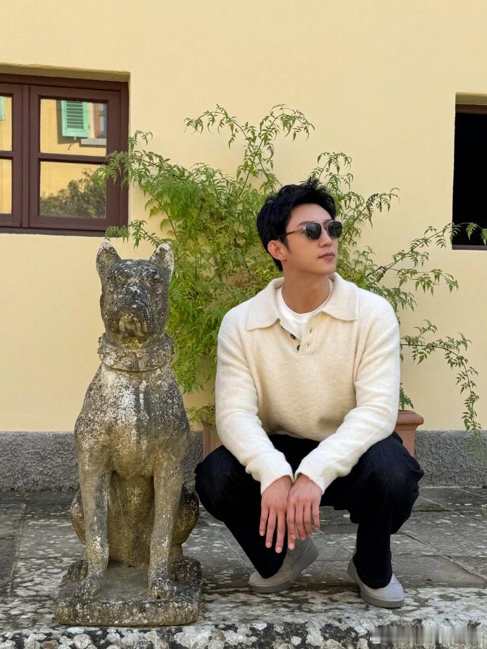 黄景瑜自拍视角感觉是有点意思了呀，从下面往上看的话，真的好像他头上开花了呀！银杏