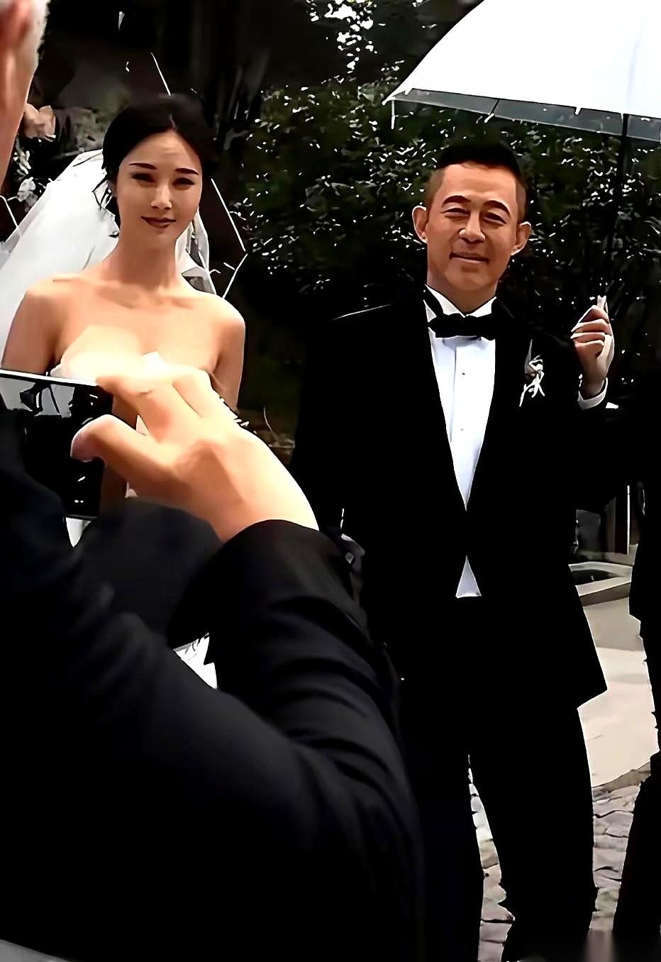 侯勇，50岁那年，办了第三场婚礼。司仪旁边站着的新娘子，27岁，圈外人，叫王瑞