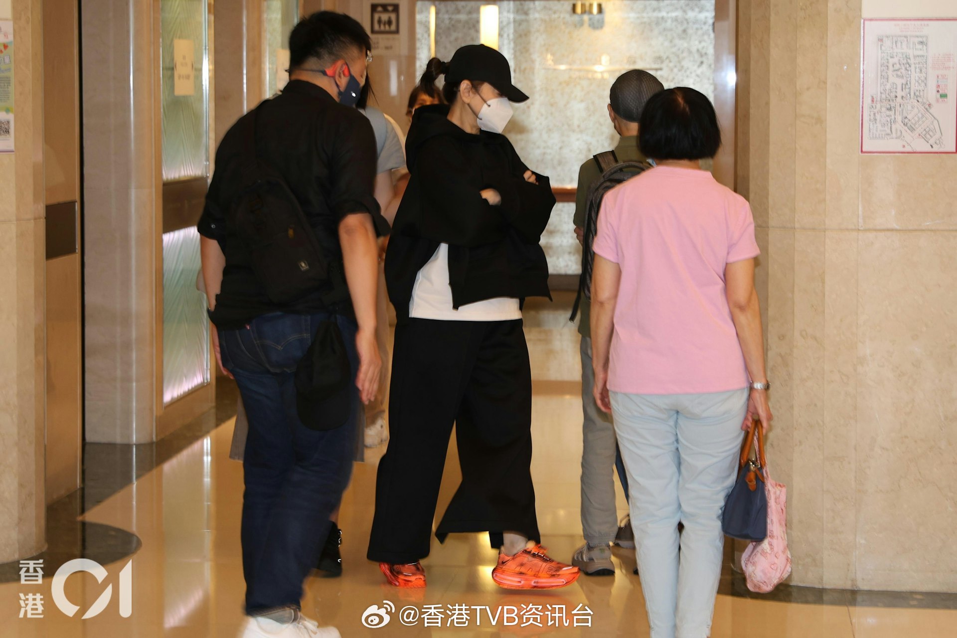 施南生传病重，林青霞低调赴医院探望，二人相交四十余年是影坛经典挚友近日74岁资深