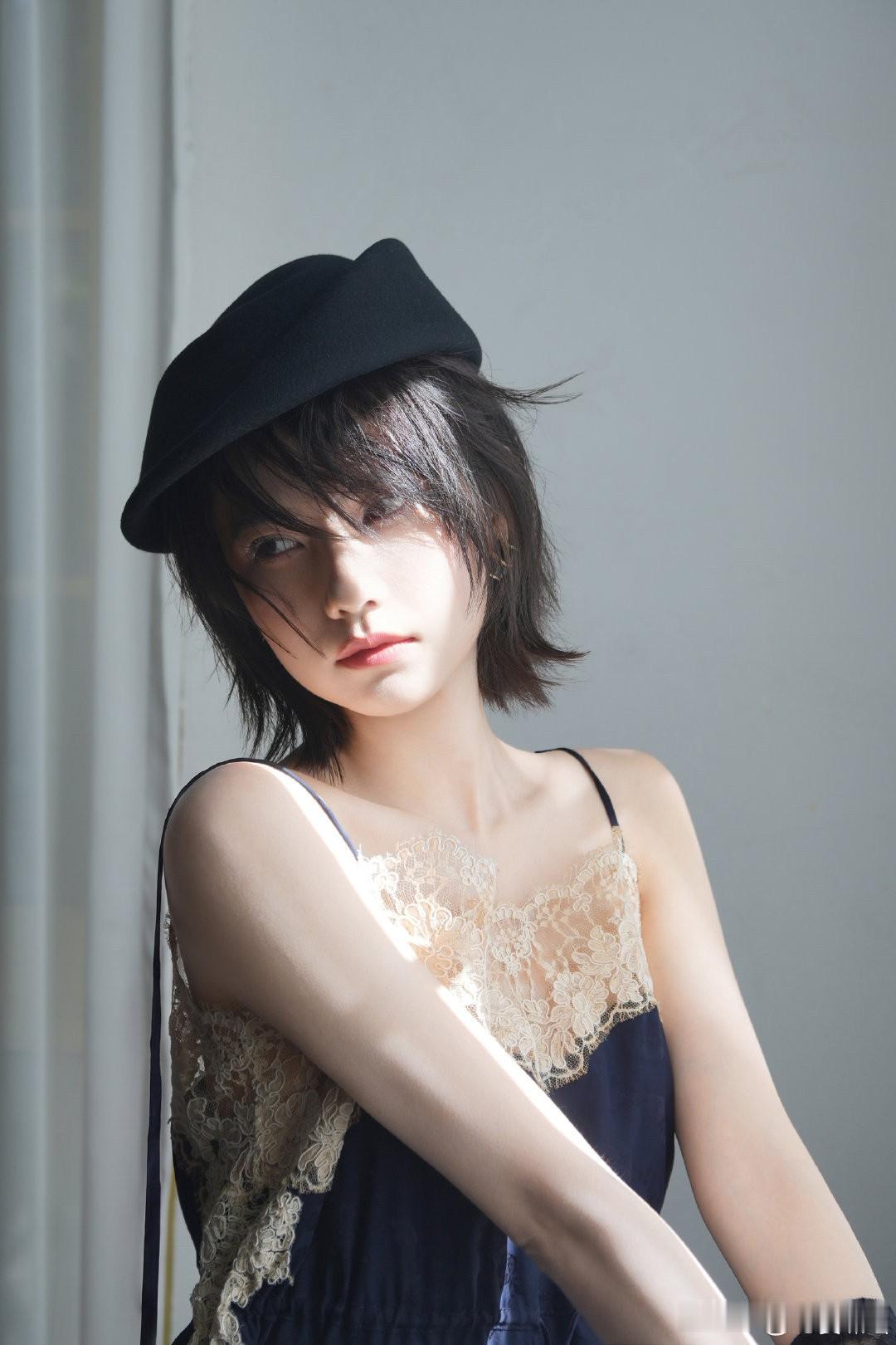 ❤️姜珮瑶这组新图好有格调！随性短发搭配不同色系造型，松弛又带着酷感，简单的穿搭