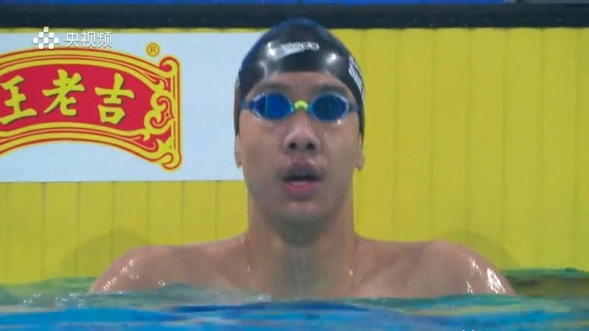 两块金牌，他真全揣走了。不到两小时，连干两枪决赛，还越游越快。1500米