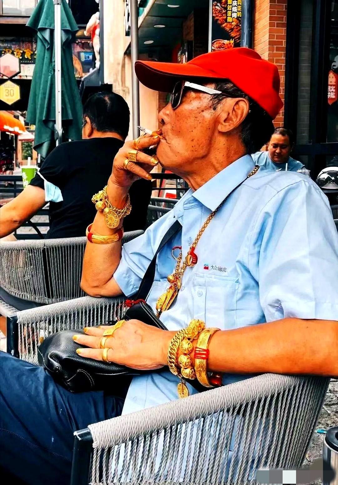 三斤多重的黄金挂在身上，是什么感觉？上海浦东上南三村，有位老爷叔前些年火遍全