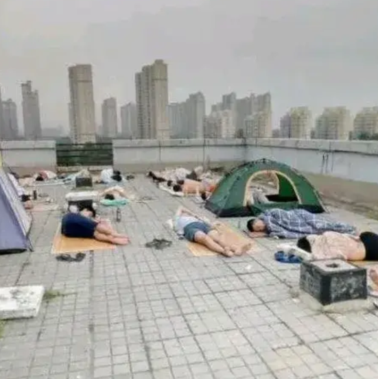 东北高校学生，操场打地铺特意去查了一下，终于搞明白了！不是空调问题，不是天气