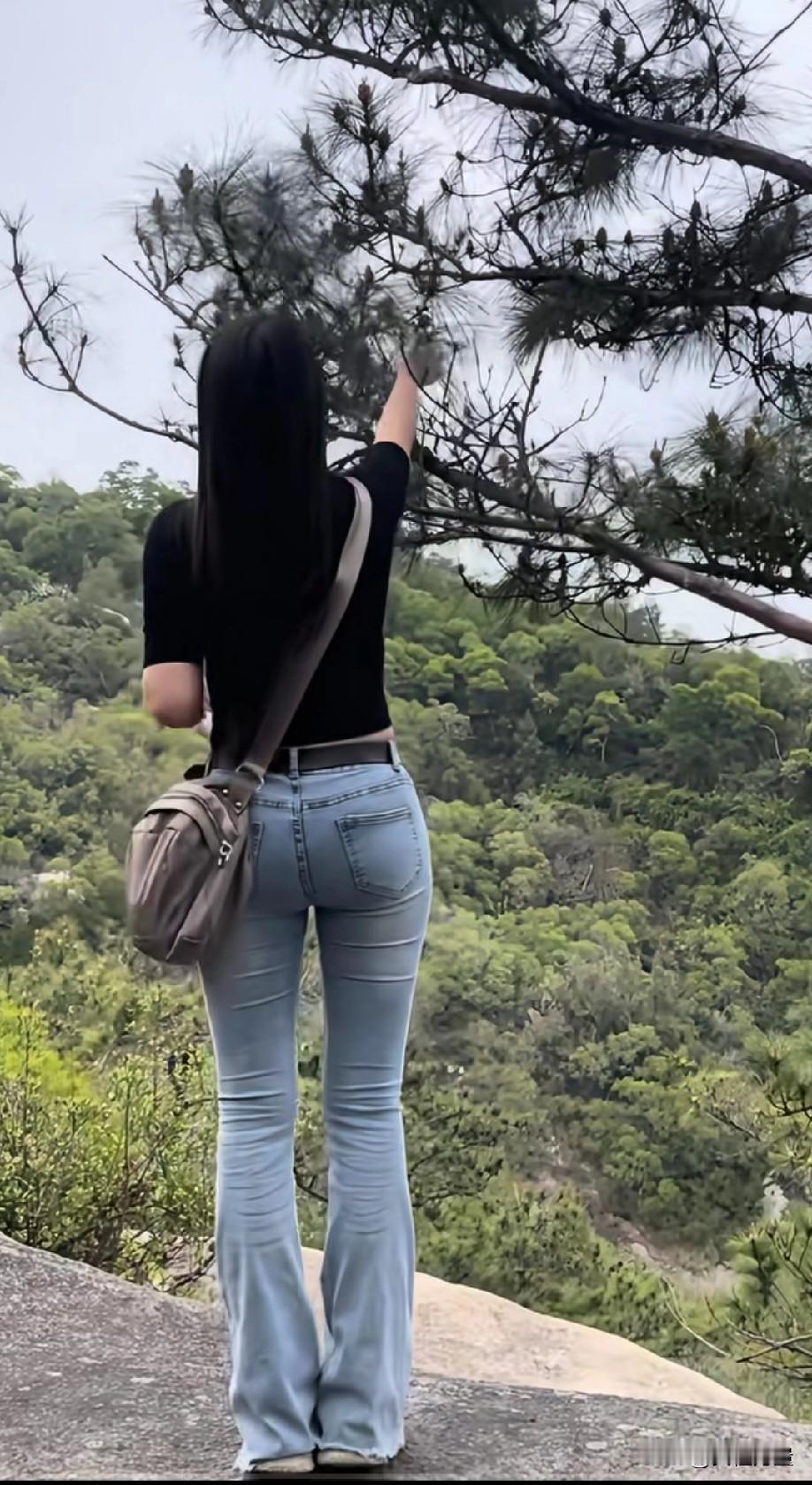 我被青春撞了一下腰，笑得春风，跟着用力摇