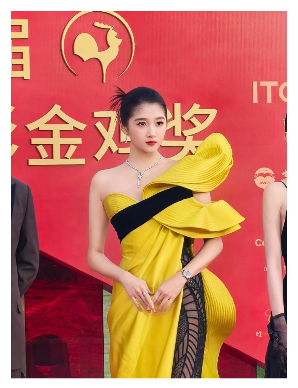 看到晓彤今天的造型，我就知道，今天稳了!只要是适合晓彤的礼服和造型，完全就是生图