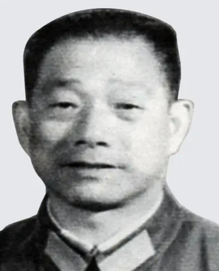 周时源被称作“步步退大校”。他红军时期就出任红四军11师师长，起点很高；抗
