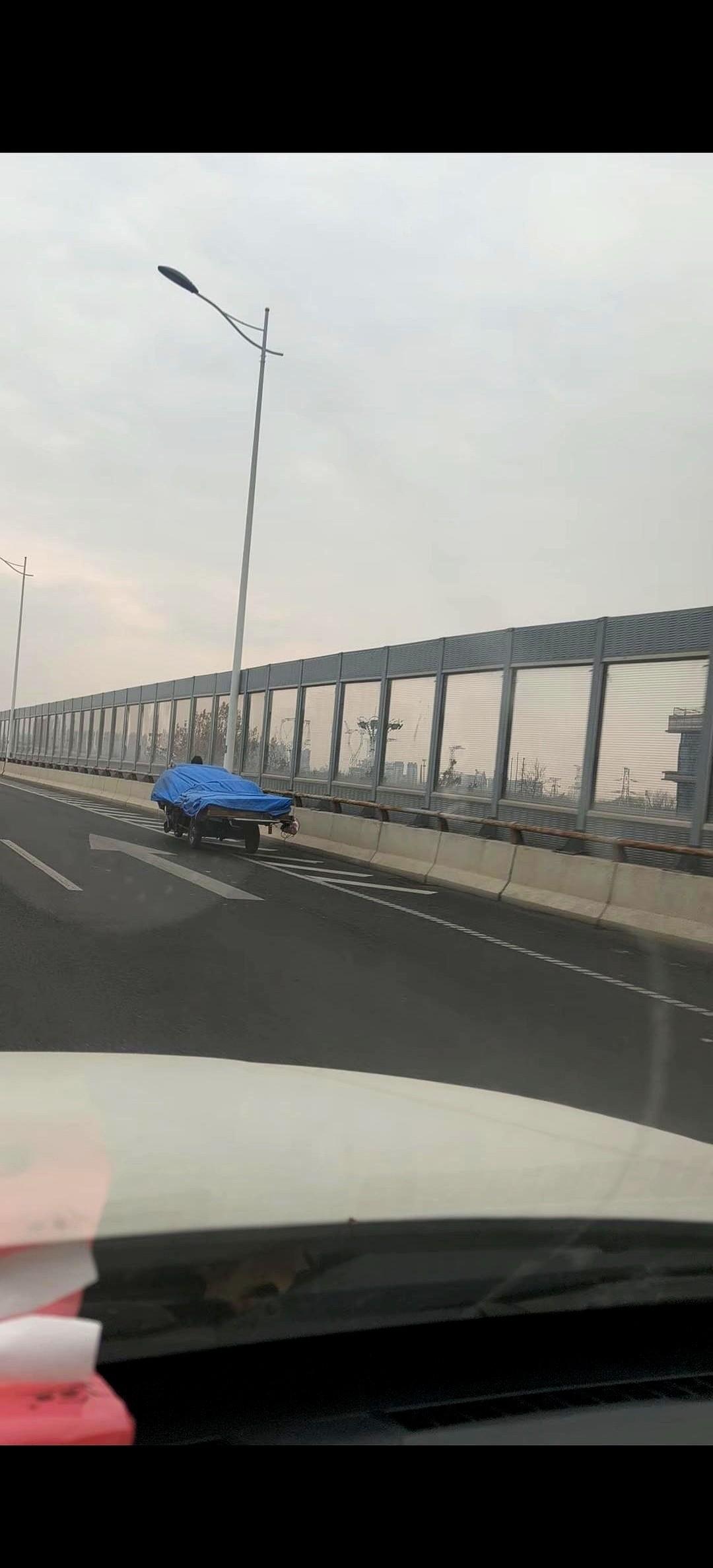 每次开车上保定那个乐凯大桥，我手心都得出汗。真不是我怂。是旁边“嗖嗖”蹿过去