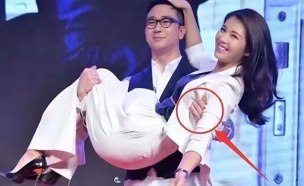 把刘涛抱在怀里，有谁注意到他手上的小动作，人品如何一目了然。​​​