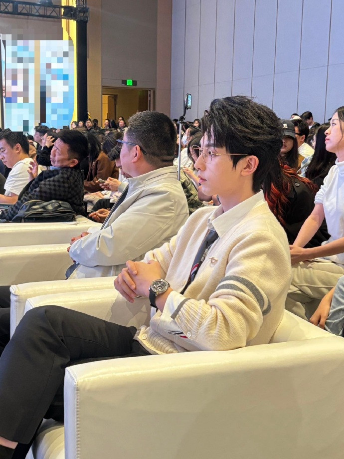 今天郭俊辰也太超过了吧！真的被他线下的生图状态惊艳到了，看到网友发的图片感慨这哥