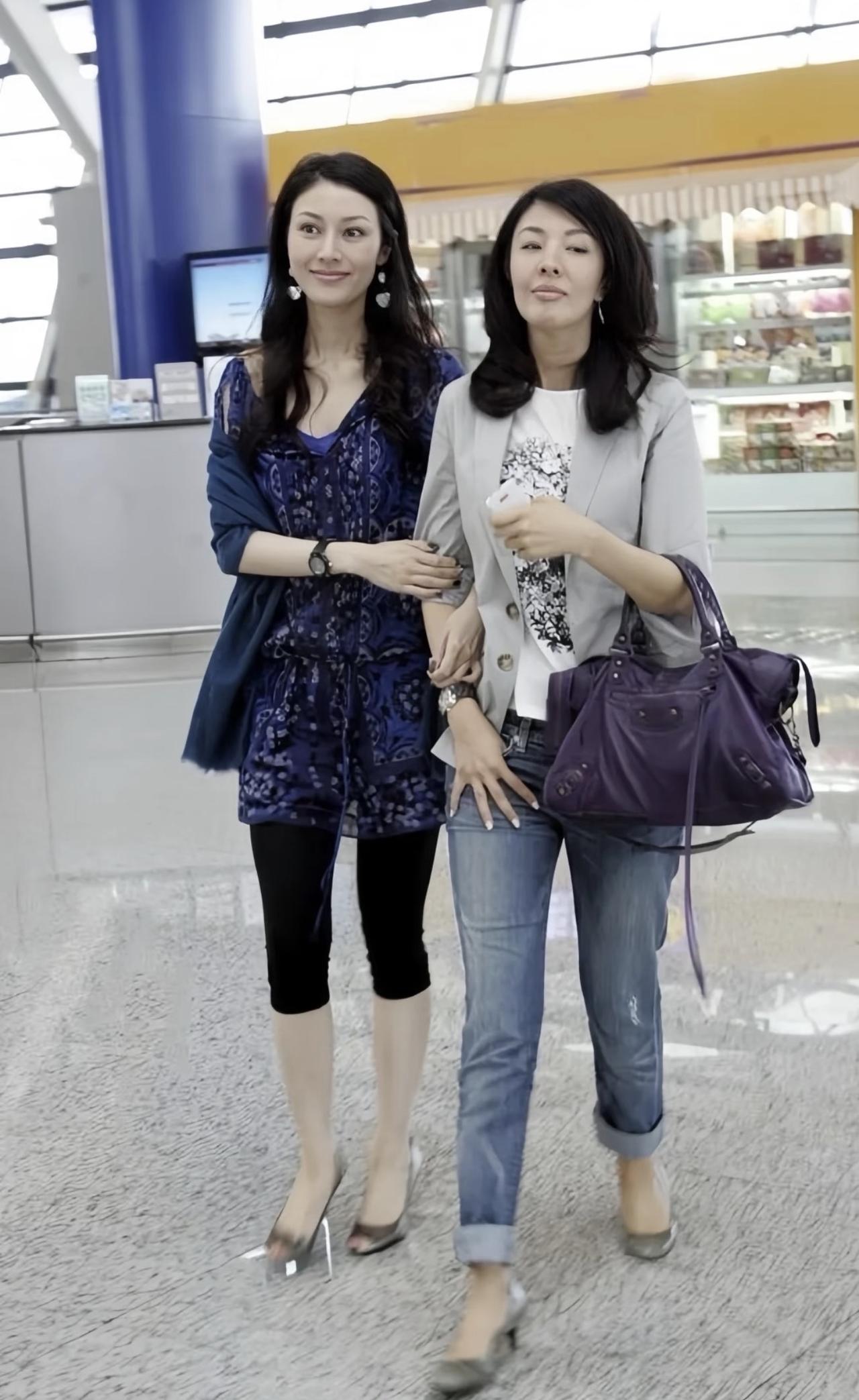 李嘉欣在她14岁时就半工半读了，因为颜值较高，身材高挑，上学时期常被星探发掘，并
