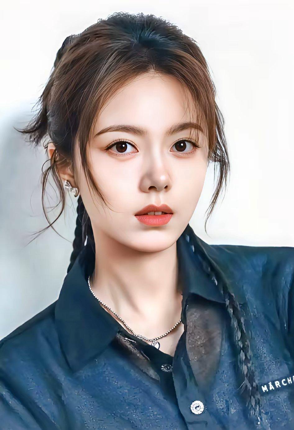 突然觉得赵今麦很聪明，虽然才二十出头，但已经摸透了演员的生存法则，流量会过气，人