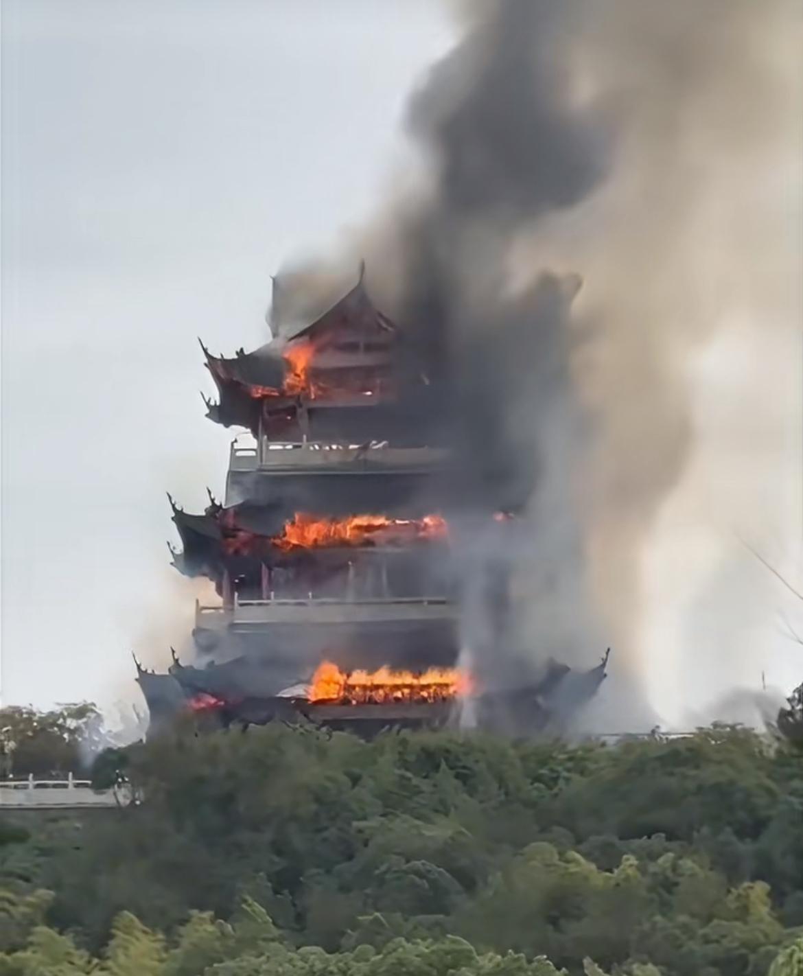 张家港永庆寺文昌阁大火，始建于1500年前的佛塔，90年代重修，不知道什么原因今