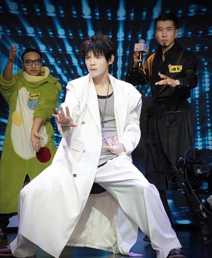 向佐的改变真的很大呀！剪了个短发，整个人清爽了很多。​​​