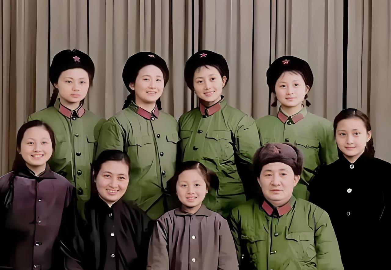 1973年，一名解放军首长的全家福，七个女儿，皮肤白皙,颜值很高!个个美