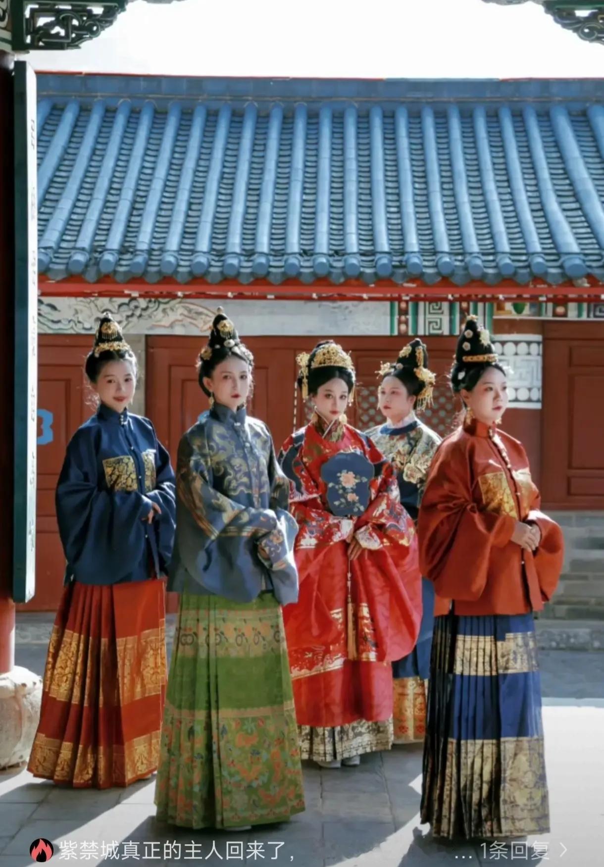 真没想到故宫东华门的汉服租赁，半天就被“扰乱秩序”的理由叫停，转头满街都是松