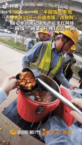 武汉这位摊主太会做生意啦！一份10块钱的卤肉饭，硬是凭借“共情”火出了圈！