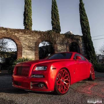 红色的劳斯莱斯Rolls-RoyceWraith，还是很少见的。​​​