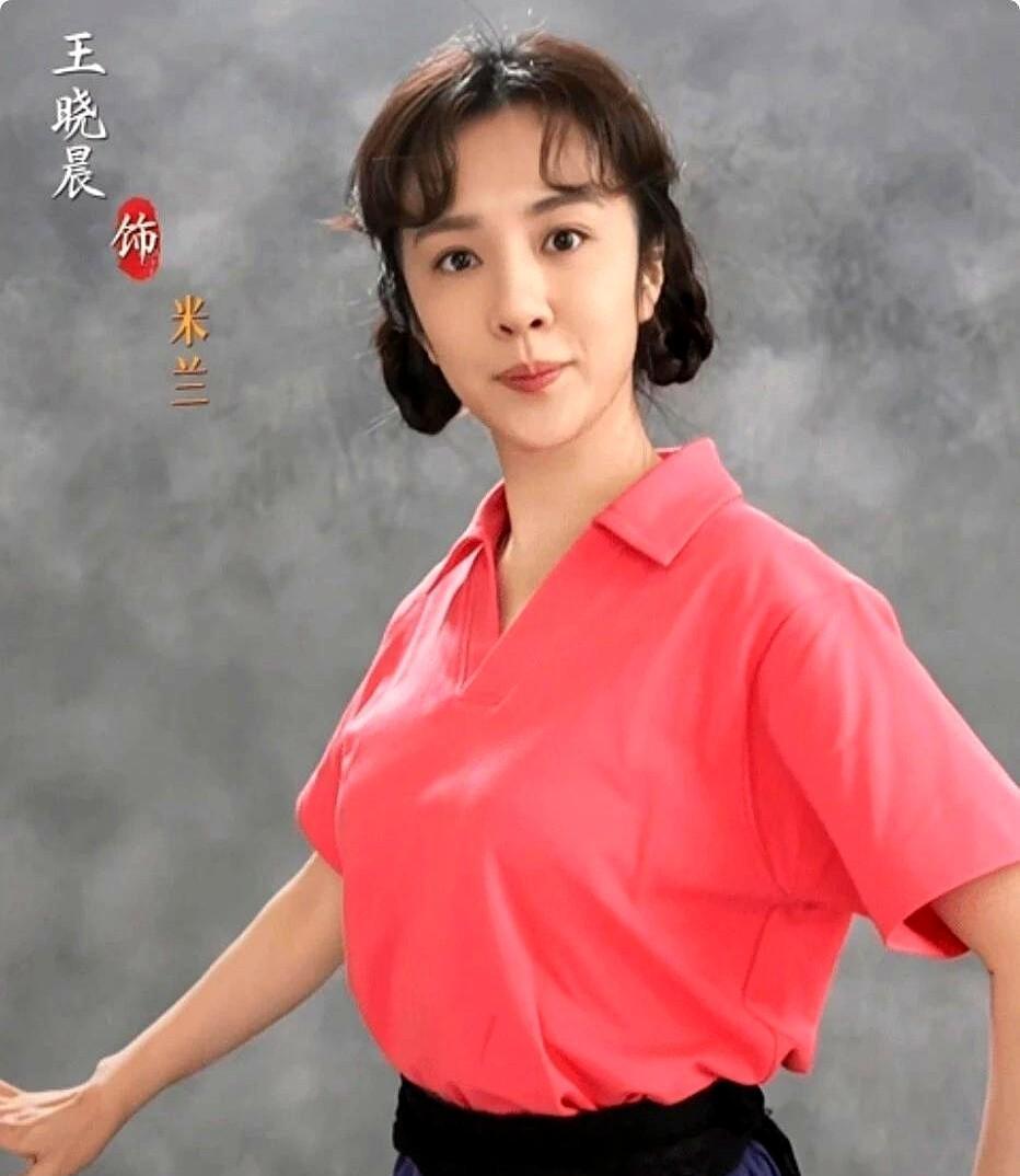 张艺谋当着一屋子投资人的面，把几十个当红小生的简历塞进了碎纸机。机器卡了一下，