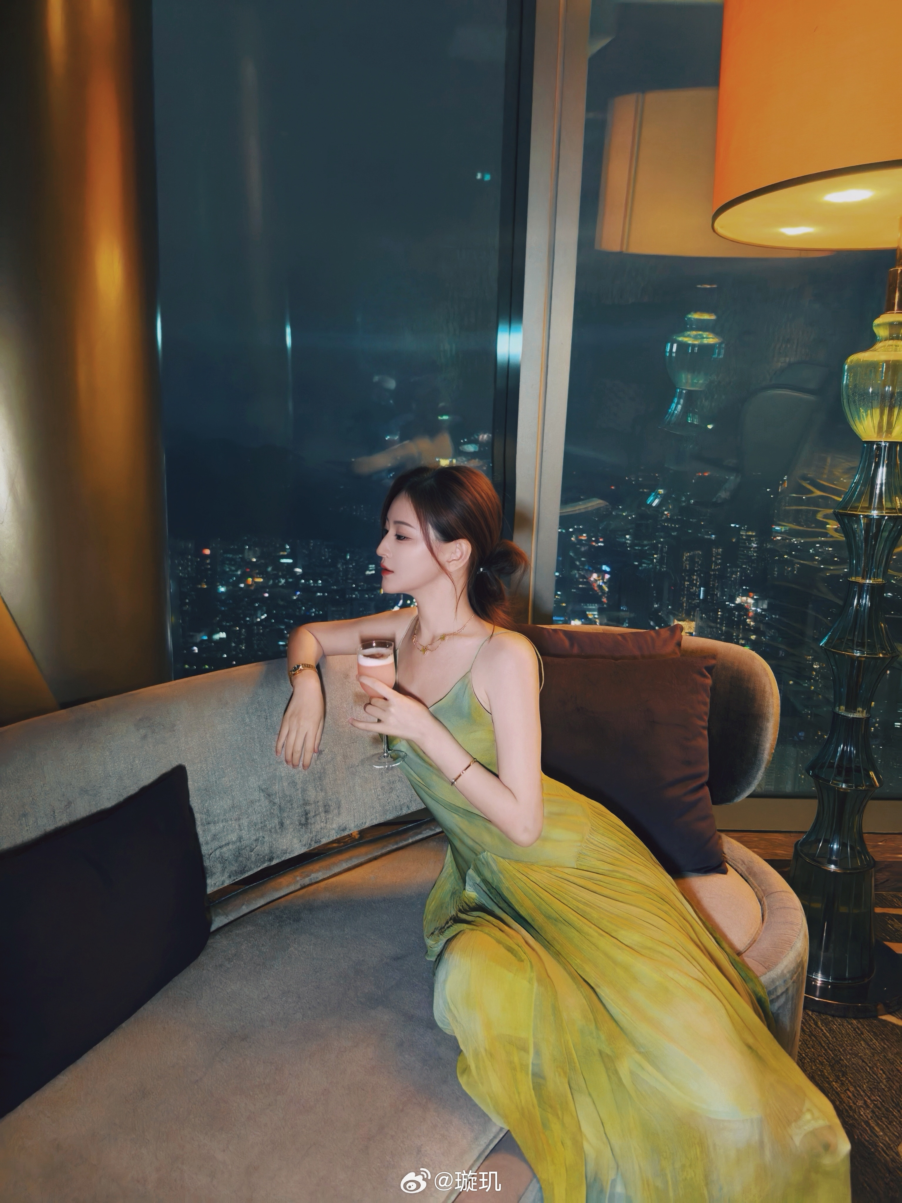 玫瑰无因由，花开即花开。​​​