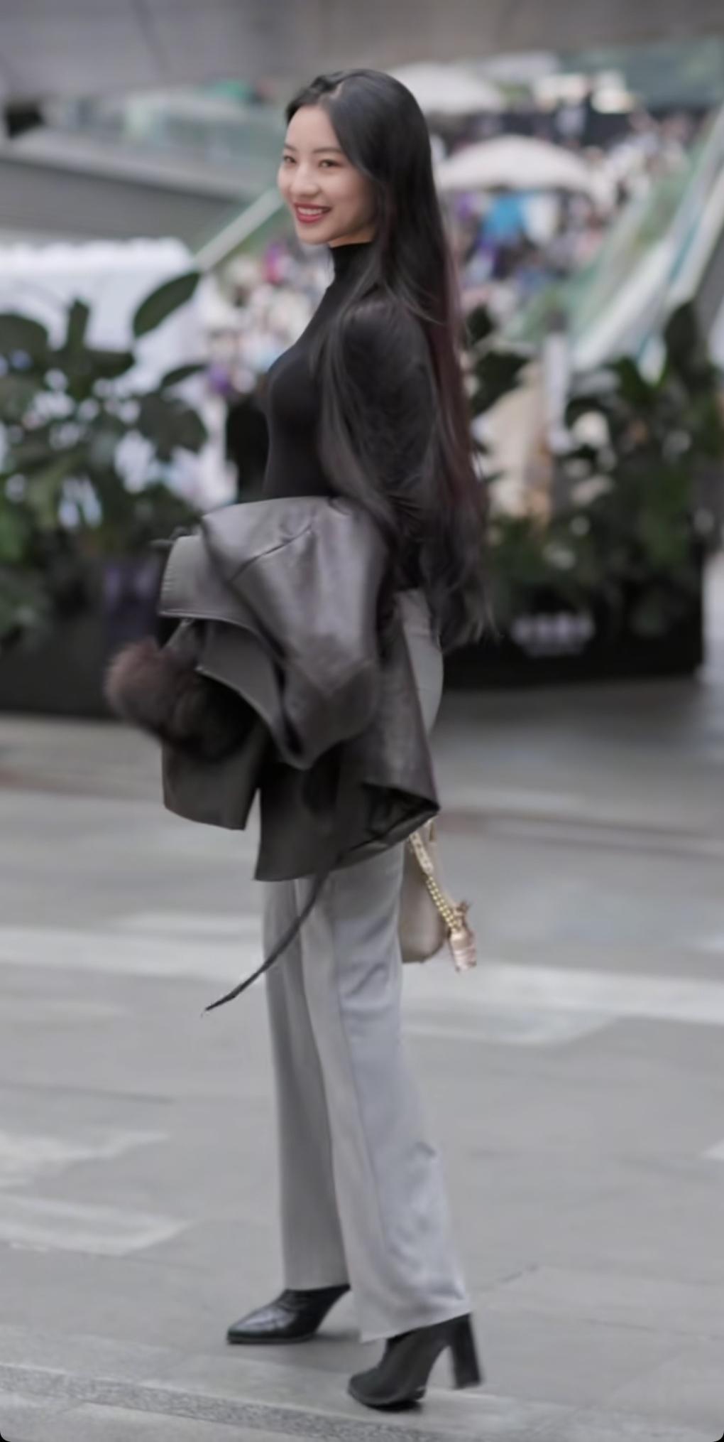 笑语盈盈暗香来，似有故人来。