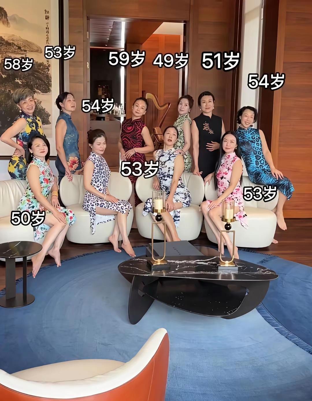 果然气质和年龄没有直接的关系，整体感觉前排沙发上坐着的，要比后排站着的要更有气质