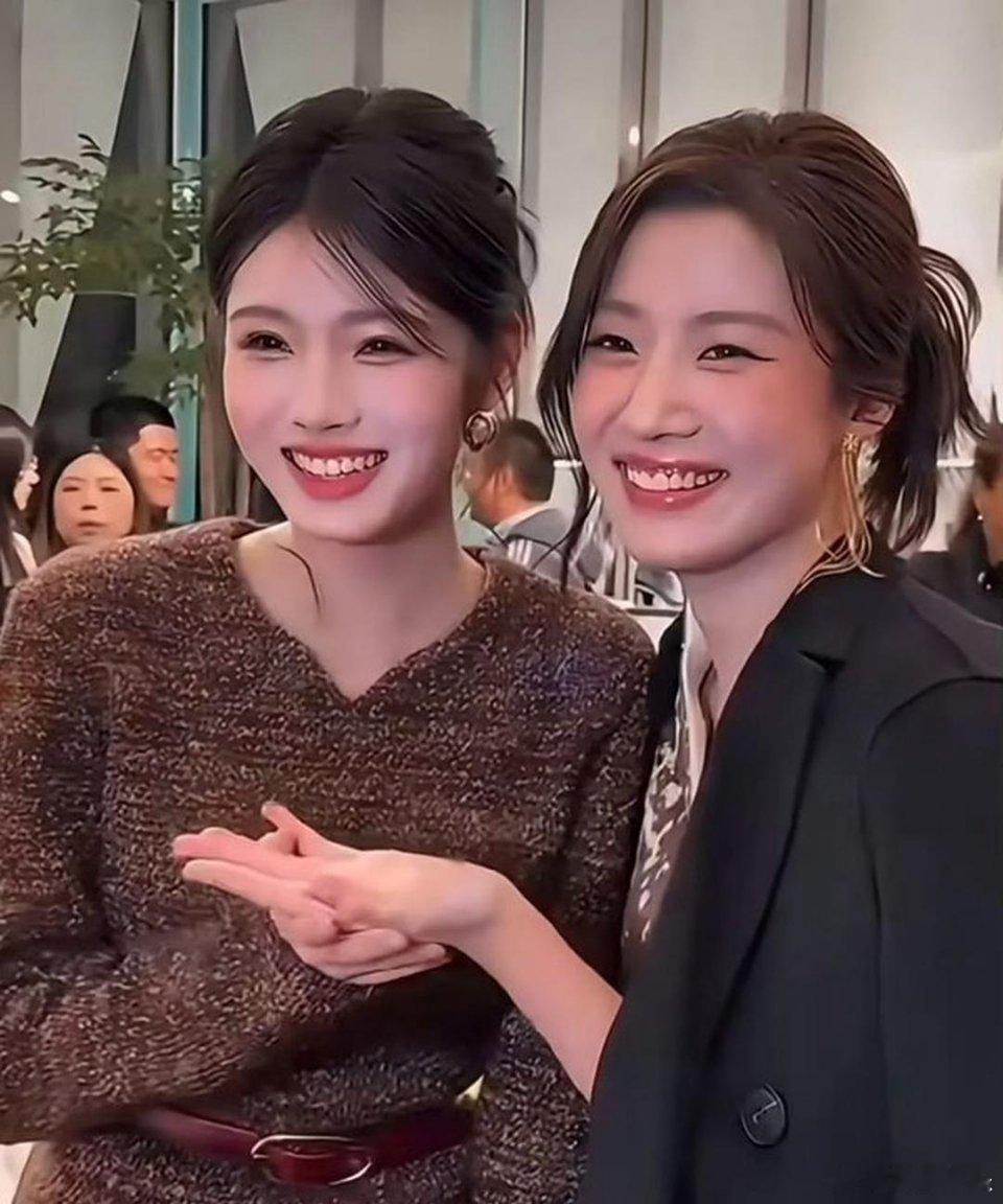 卢昱晓和艾米同框都能被秒了[捂脸哭][捂脸哭]​​​