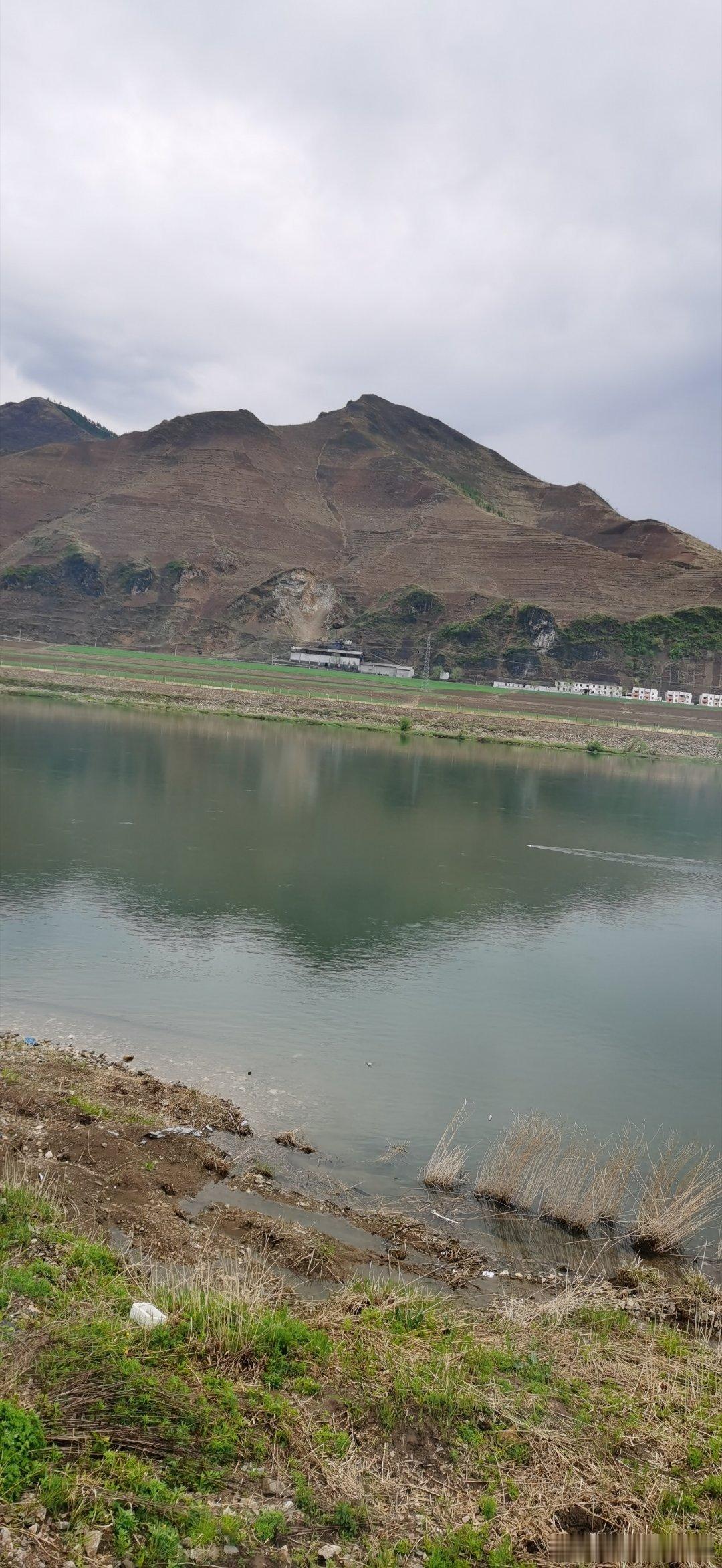 鸭绿江对岸。​​​