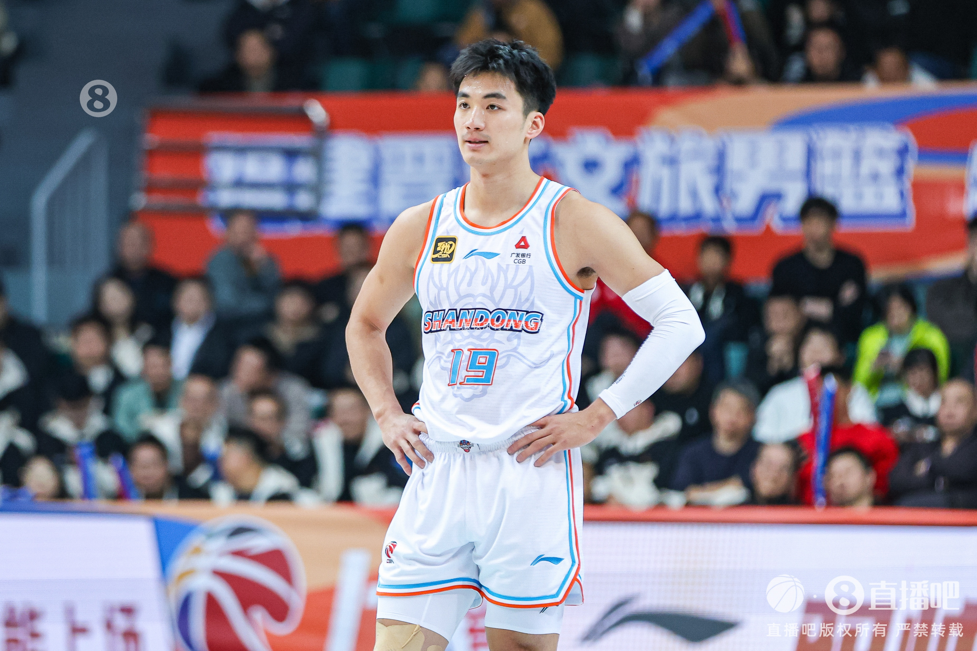 于德豪: 我们能抗住压力不怕质疑 不管外界如何我们只想团结向前