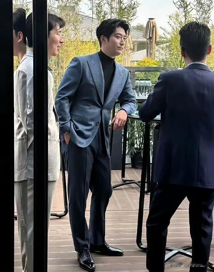 窦骁回西安给好友新店剪彩，左手婚戒超显眼，这是婚变传闻后他首次公开亮相。都说“男