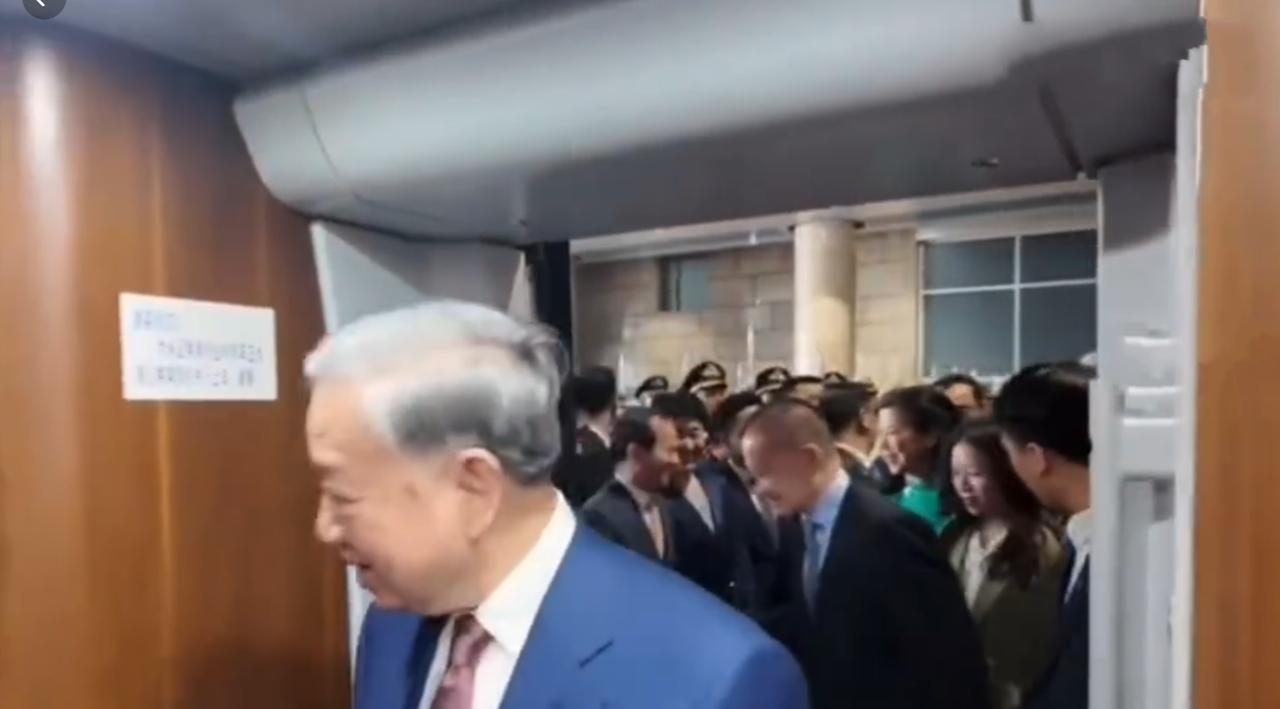 苏林乘坐高铁离开北京照曝光！4月16日苏林结束北京行程，乘坐高铁前往广西，还跑驾