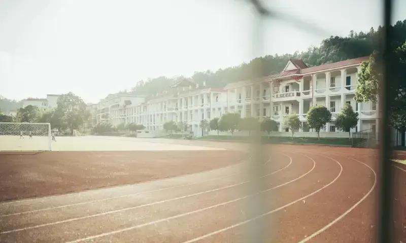 同学开口借钱我说没有，他让我去找哥哥姐姐周转再给他，我当场愣住。这种操作把我当