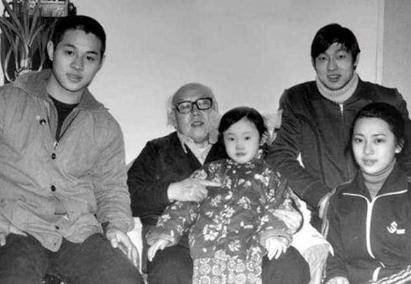 1928年，国画大师李苦禅，与师妹凌嵋琳成婚。不料，6年后，凌嵋琳竟在李
