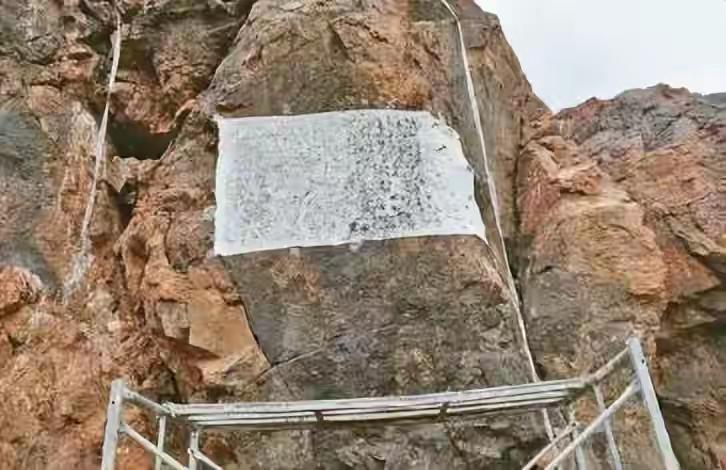 一场暴雨冲开两千年秘密，蒙古国悬崖上的六个汉字，竟让中国专家直呼“史书从不说谎”
