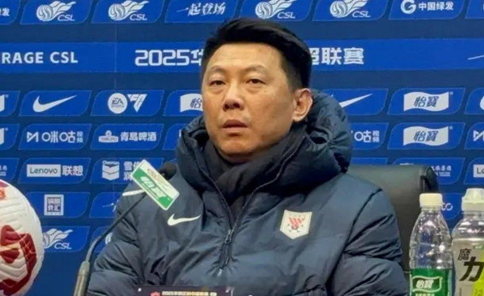 本赛季第一轮战河南队赛前新闻发布会，助理教练唐田携队员谢文能出席，对于2025赛