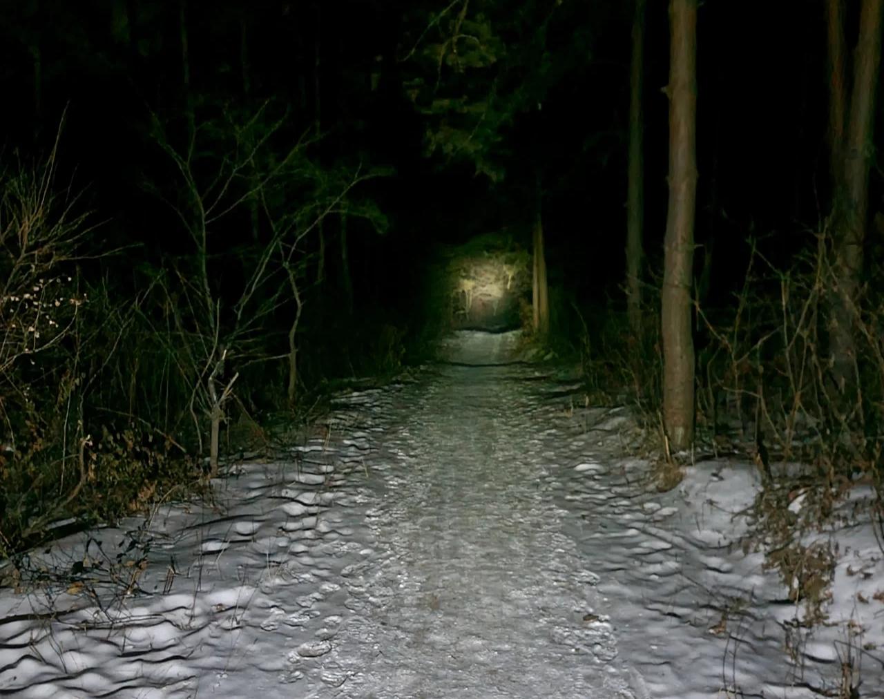 好几年前的一个夏天，安徽最热的时候。在老家的大伯病重，我们一家三口连夜从外地