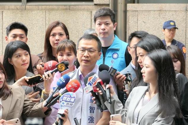 卢秀燕买百本书挺反罢，罗智强：无比温暖　　台北市“立委”罗智强为了反制绿营大罢