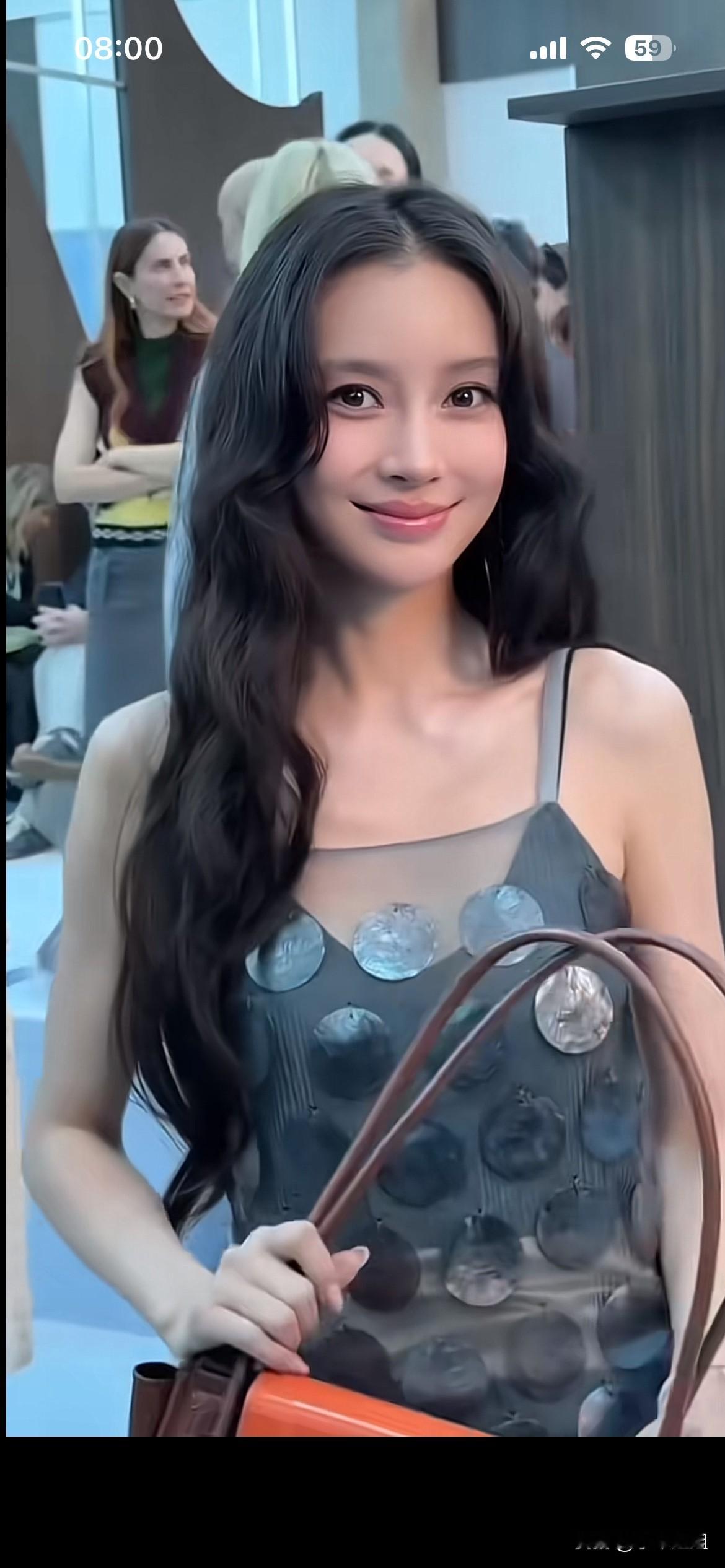 杨颖没有大气美了，显得小家子气十足！过于消瘦的身材，头发留的太长了，显得身材也不太高！笑容也不自然！