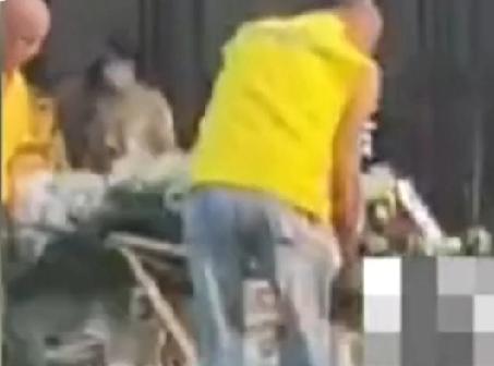 至少是对死者不敬湖南益阳南县殡仪馆发生不道德的一幕，丧事还在举行中，殡仪馆人员